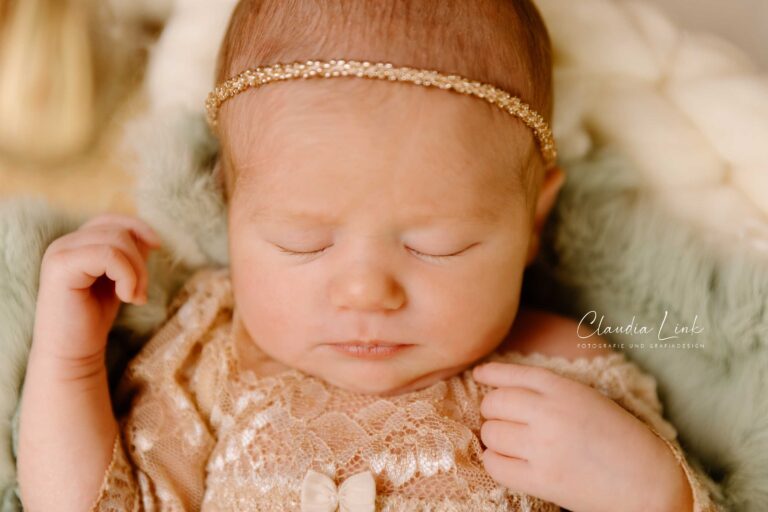 Als Fotografin für Neugeborene, Babys, Kinder und Familien habe ich es mir zur Aufgabe gemacht, eure unwiederbringlichen Momente festzuhalten. In meinen liebevoll gestalteten Newbornshootings entstehen Erinnerungen, die ein Leben lang bleiben. Ob ihr euch für detailverliebte Körbchen mit zauberhaften Accessoires entscheidet oder den schlichten, natürlichen Stil bevorzugt – jedes Bild wird eure Geschichte erzählen und den Moment festhalten, als euer Baby so klein, frisch und wunderschön war. Claudia Link, Fotografin für Newborn, Baby, Babybauch und Familien aus Bernhardswald, mobile Fotografin von Regensburg bis Cham.
