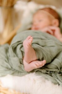 Als Fotografin für Neugeborene, Babys, Kinder und Familien habe ich es mir zur Aufgabe gemacht, eure unwiederbringlichen Momente festzuhalten. In meinen liebevoll gestalteten Newbornshootings entstehen Erinnerungen, die ein Leben lang bleiben. Ob ihr euch für detailverliebte Körbchen mit zauberhaften Accessoires entscheidet oder den schlichten, natürlichen Stil bevorzugt – jedes Bild wird eure Geschichte erzählen und den Moment festhalten, als euer Baby so klein, frisch und wunderschön war. Claudia Link, Fotografin für Newborn, Baby, Babybauch und Familien aus Bernhardswald, mobile Fotografin von Regensburg bis Cham.