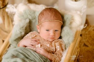 Als Fotografin für Neugeborene, Babys, Kinder und Familien habe ich es mir zur Aufgabe gemacht, eure unwiederbringlichen Momente festzuhalten. In meinen liebevoll gestalteten Newbornshootings entstehen Erinnerungen, die ein Leben lang bleiben. Ob ihr euch für detailverliebte Körbchen mit zauberhaften Accessoires entscheidet oder den schlichten, natürlichen Stil bevorzugt – jedes Bild wird eure Geschichte erzählen und den Moment festhalten, als euer Baby so klein, frisch und wunderschön war. Claudia Link, Fotografin für Newborn, Baby, Babybauch und Familien aus Bernhardswald, mobile Fotografin von Regensburg bis Cham.