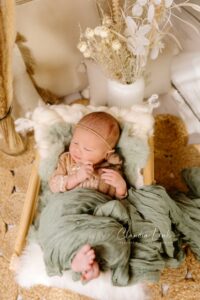 Als Fotografin für Neugeborene, Babys, Kinder und Familien habe ich es mir zur Aufgabe gemacht, eure unwiederbringlichen Momente festzuhalten. In meinen liebevoll gestalteten Newbornshootings entstehen Erinnerungen, die ein Leben lang bleiben. Ob ihr euch für detailverliebte Körbchen mit zauberhaften Accessoires entscheidet oder den schlichten, natürlichen Stil bevorzugt – jedes Bild wird eure Geschichte erzählen und den Moment festhalten, als euer Baby so klein, frisch und wunderschön war. Claudia Link, Fotografin für Newborn, Baby, Babybauch und Familien aus Bernhardswald, mobile Fotografin von Regensburg bis Cham.
