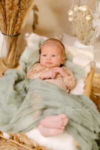 Als Fotografin für Neugeborene, Babys, Kinder und Familien habe ich es mir zur Aufgabe gemacht, eure unwiederbringlichen Momente festzuhalten. In meinen liebevoll gestalteten Newbornshootings entstehen Erinnerungen, die ein Leben lang bleiben. Ob ihr euch für detailverliebte Körbchen mit zauberhaften Accessoires entscheidet oder den schlichten, natürlichen Stil bevorzugt – jedes Bild wird eure Geschichte erzählen und den Moment festhalten, als euer Baby so klein, frisch und wunderschön war. Claudia Link, Fotografin für Newborn, Baby, Babybauch und Familien aus Bernhardswald, mobile Fotografin von Regensburg bis Cham.