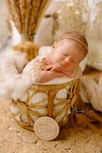 Als Fotografin für Neugeborene, Babys, Kinder und Familien habe ich es mir zur Aufgabe gemacht, eure unwiederbringlichen Momente festzuhalten. In meinen liebevoll gestalteten Newbornshootings entstehen Erinnerungen, die ein Leben lang bleiben. Ob ihr euch für detailverliebte Körbchen mit zauberhaften Accessoires entscheidet oder den schlichten, natürlichen Stil bevorzugt – jedes Bild wird eure Geschichte erzählen und den Moment festhalten, als euer Baby so klein, frisch und wunderschön war. Claudia Link, Fotografin für Newborn, Baby, Babybauch und Familien aus Bernhardswald, mobile Fotografin von Regensburg bis Cham.