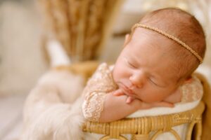 Als Fotografin für Neugeborene, Babys, Kinder und Familien habe ich es mir zur Aufgabe gemacht, eure unwiederbringlichen Momente festzuhalten. In meinen liebevoll gestalteten Newbornshootings entstehen Erinnerungen, die ein Leben lang bleiben. Ob ihr euch für detailverliebte Körbchen mit zauberhaften Accessoires entscheidet oder den schlichten, natürlichen Stil bevorzugt – jedes Bild wird eure Geschichte erzählen und den Moment festhalten, als euer Baby so klein, frisch und wunderschön war. Claudia Link, Fotografin für Newborn, Baby, Babybauch und Familien aus Bernhardswald, mobile Fotografin von Regensburg bis Cham.