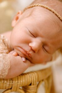 Als Fotografin für Neugeborene, Babys, Kinder und Familien habe ich es mir zur Aufgabe gemacht, eure unwiederbringlichen Momente festzuhalten. In meinen liebevoll gestalteten Newbornshootings entstehen Erinnerungen, die ein Leben lang bleiben. Ob ihr euch für detailverliebte Körbchen mit zauberhaften Accessoires entscheidet oder den schlichten, natürlichen Stil bevorzugt – jedes Bild wird eure Geschichte erzählen und den Moment festhalten, als euer Baby so klein, frisch und wunderschön war. Claudia Link, Fotografin für Newborn, Baby, Babybauch und Familien aus Bernhardswald, mobile Fotografin von Regensburg bis Cham.