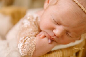 Als Fotografin für Neugeborene, Babys, Kinder und Familien habe ich es mir zur Aufgabe gemacht, eure unwiederbringlichen Momente festzuhalten. In meinen liebevoll gestalteten Newbornshootings entstehen Erinnerungen, die ein Leben lang bleiben. Ob ihr euch für detailverliebte Körbchen mit zauberhaften Accessoires entscheidet oder den schlichten, natürlichen Stil bevorzugt – jedes Bild wird eure Geschichte erzählen und den Moment festhalten, als euer Baby so klein, frisch und wunderschön war. Claudia Link, Fotografin für Newborn, Baby, Babybauch und Familien aus Bernhardswald, mobile Fotografin von Regensburg bis Cham.