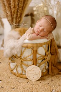 Als Fotografin für Neugeborene, Babys, Kinder und Familien habe ich es mir zur Aufgabe gemacht, eure unwiederbringlichen Momente festzuhalten. In meinen liebevoll gestalteten Newbornshootings entstehen Erinnerungen, die ein Leben lang bleiben. Ob ihr euch für detailverliebte Körbchen mit zauberhaften Accessoires entscheidet oder den schlichten, natürlichen Stil bevorzugt – jedes Bild wird eure Geschichte erzählen und den Moment festhalten, als euer Baby so klein, frisch und wunderschön war. Claudia Link, Fotografin für Newborn, Baby, Babybauch und Familien aus Bernhardswald, mobile Fotografin von Regensburg bis Cham.