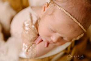 Als Fotografin für Neugeborene, Babys, Kinder und Familien habe ich es mir zur Aufgabe gemacht, eure unwiederbringlichen Momente festzuhalten. In meinen liebevoll gestalteten Newbornshootings entstehen Erinnerungen, die ein Leben lang bleiben. Ob ihr euch für detailverliebte Körbchen mit zauberhaften Accessoires entscheidet oder den schlichten, natürlichen Stil bevorzugt – jedes Bild wird eure Geschichte erzählen und den Moment festhalten, als euer Baby so klein, frisch und wunderschön war. Claudia Link, Fotografin für Newborn, Baby, Babybauch und Familien aus Bernhardswald, mobile Fotografin von Regensburg bis Cham.