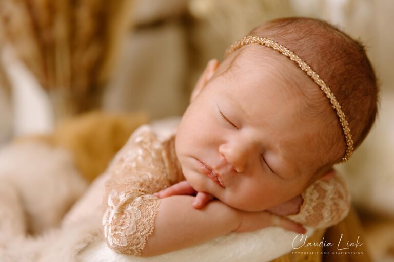 Als Fotografin für Neugeborene, Babys, Kinder und Familien habe ich es mir zur Aufgabe gemacht, eure unwiederbringlichen Momente festzuhalten. In meinen liebevoll gestalteten Newbornshootings entstehen Erinnerungen, die ein Leben lang bleiben. Ob ihr euch für detailverliebte Körbchen mit zauberhaften Accessoires entscheidet oder den schlichten, natürlichen Stil bevorzugt – jedes Bild wird eure Geschichte erzählen und den Moment festhalten, als euer Baby so klein, frisch und wunderschön war. Claudia Link, Fotografin für Newborn, Baby, Babybauch und Familien aus Bernhardswald, mobile Fotografin von Regensburg bis Cham.