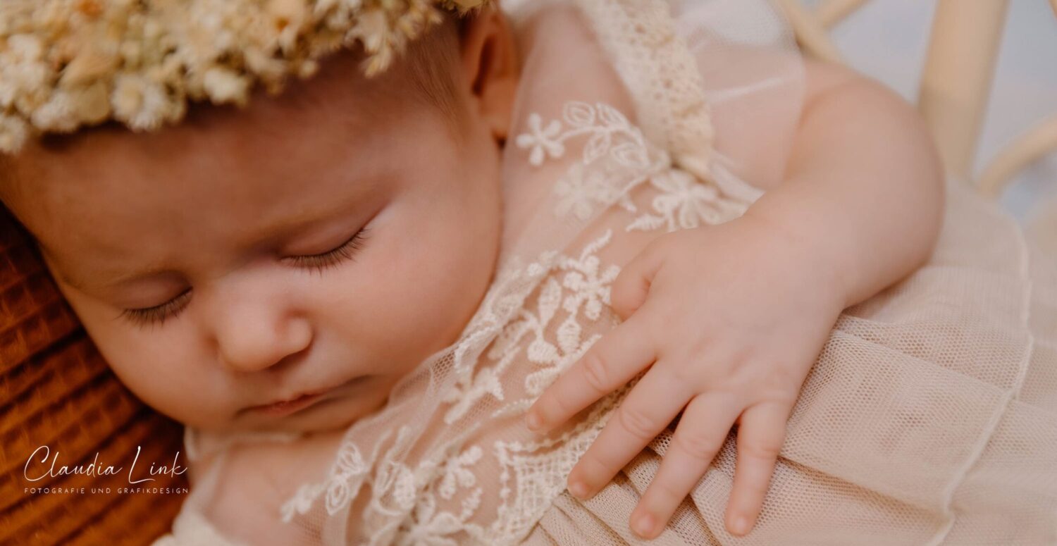 Als Fotografin für Neugeborene, Babys, Kinder und Familien habe ich es mir zur Aufgabe gemacht, eure unwiederbringlichen Momente festzuhalten. In meinen liebevoll gestalteten Newbornshootings entstehen Erinnerungen, die ein Leben lang bleiben. Ob ihr euch für detailverliebte Körbchen mit zauberhaften Accessoires entscheidet oder den schlichten, natürlichen Stil bevorzugt – jedes Bild wird eure Geschichte erzählen und den Moment festhalten, als euer Baby so klein, frisch und wunderschön war. Claudia Link, Fotografin für Newborn, Baby, Babybauch und Familien aus Bernhardswald, mobile Fotografin von Regensburg bis Cham.