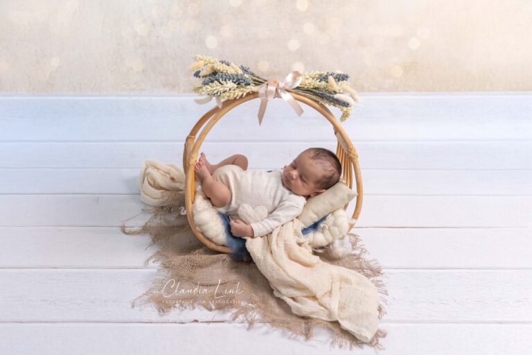 Als Fotografin für Neugeborene, Babys, Kinder und Familien habe ich es mir zur Aufgabe gemacht, eure unwiederbringlichen Momente festzuhalten. In meinen liebevoll gestalteten Newbornshootings entstehen Erinnerungen, die ein Leben lang bleiben. Ob ihr euch für detailverliebte Körbchen mit zauberhaften Accessoires entscheidet oder den schlichten, natürlichen Stil bevorzugt – jedes Bild wird eure Geschichte erzählen und den Moment festhalten, als euer Baby so klein, frisch und wunderschön war. Claudia Link, Fotografin für Newborn, Baby, Babybauch und Familien aus Bernhardswald, mobile Fotografin von Regensburg bis Cham.